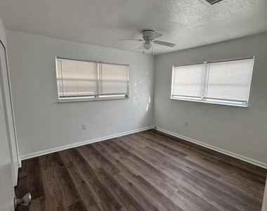 523 Ronnie Drive - Photo Thumbnail 3
