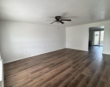 523 Ronnie Drive - Photo Thumbnail 7