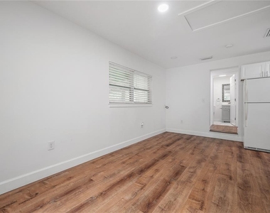 2307 E Osborne Avenue - Photo Thumbnail 11