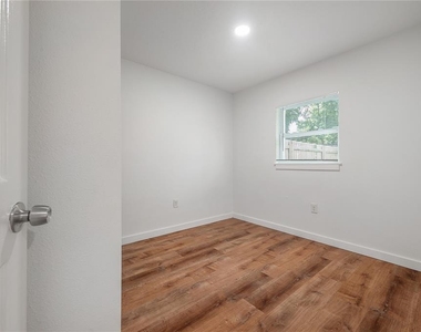 2307 E Osborne Avenue - Photo Thumbnail 12
