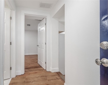2307 E Osborne Avenue - Photo Thumbnail 2
