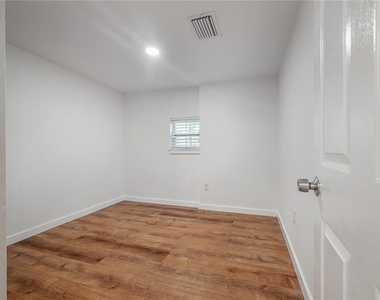 2307 E Osborne Avenue - Photo Thumbnail 7