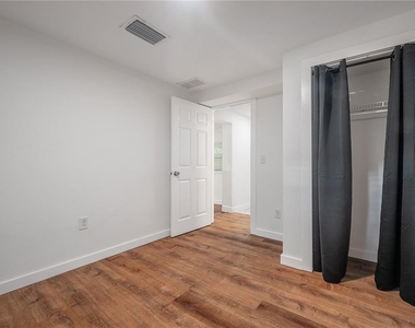 2307 E Osborne Avenue - Photo Thumbnail 8