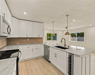3946 Helena Street Ne - Photo Thumbnail 6