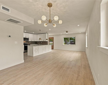 3946 Helena Street Ne - Photo Thumbnail 10