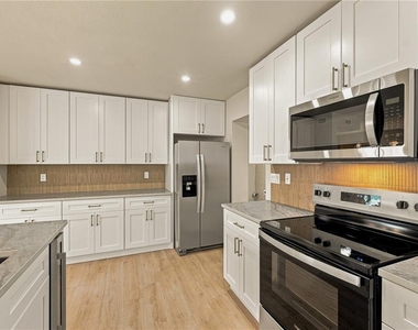3946 Helena Street Ne - Photo Thumbnail 4