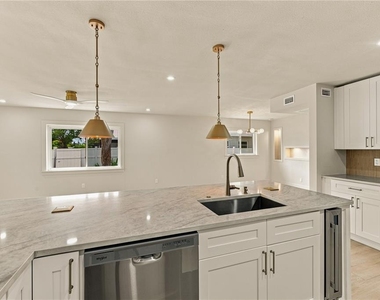 3946 Helena Street Ne - Photo Thumbnail 5