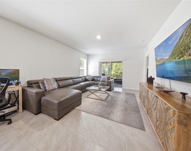 479 Pelham Park Drive - Photo Thumbnail 5