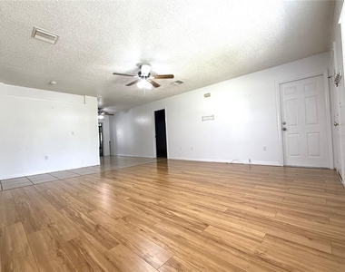 2944 58th Avenue N - Photo Thumbnail 3