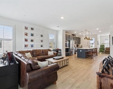 15387 Hamlin Park Drive - Photo Thumbnail 2