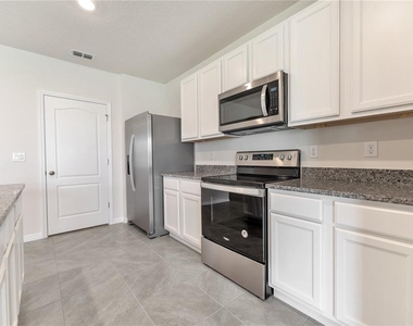 320 Guadlupe Street - Photo Thumbnail 5