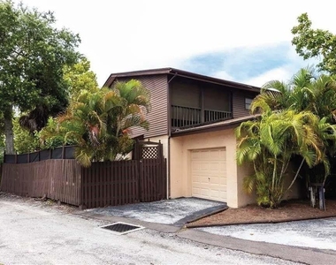 421 Palm Avenue N - Photo Thumbnail 2