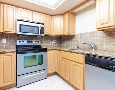 421 Palm Avenue N - Photo Thumbnail 3
