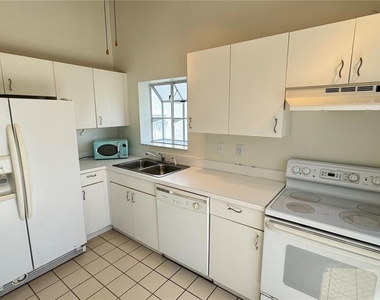 950 Waterside Lane - Photo Thumbnail 6