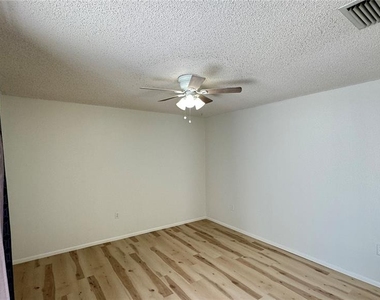 950 Waterside Lane - Photo Thumbnail 8