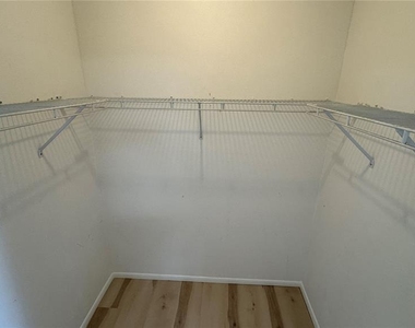 950 Waterside Lane - Photo Thumbnail 11
