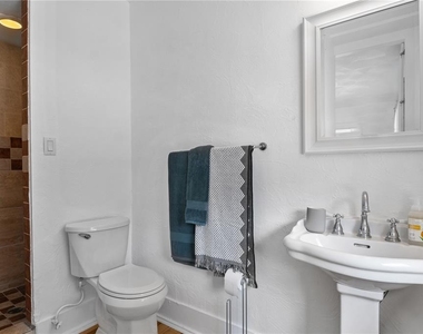 918 16th Street W - Photo Thumbnail 9