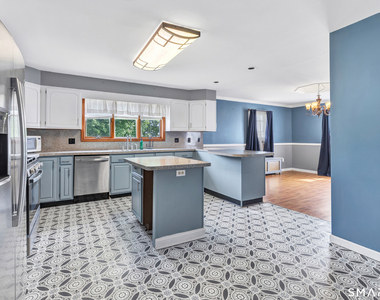 72 Bennett Avenue - Photo Thumbnail 15