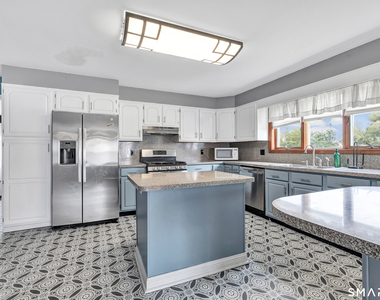 72 Bennett Avenue - Photo Thumbnail 14