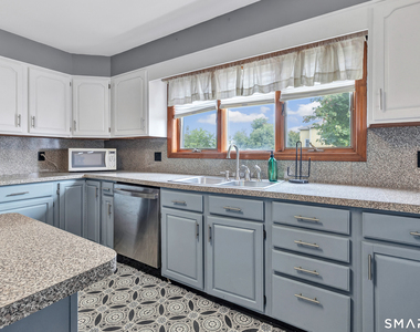72 Bennett Avenue - Photo Thumbnail 19