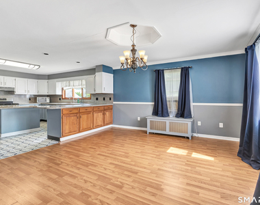 72 Bennett Avenue - Photo Thumbnail 10
