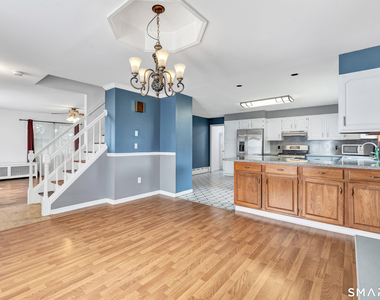 72 Bennett Avenue - Photo Thumbnail 11