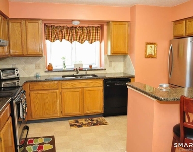 605 Sand Stone Drive - Photo Thumbnail 4