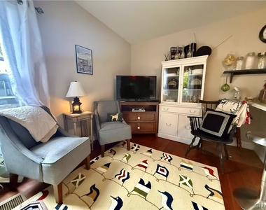 504 Brown Street - Photo Thumbnail 7