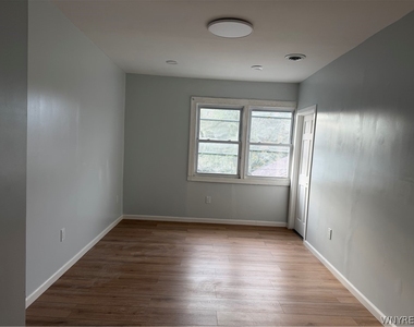 165 Playter Street - Photo Thumbnail 9