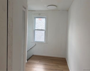 165 Playter Street - Photo Thumbnail 3
