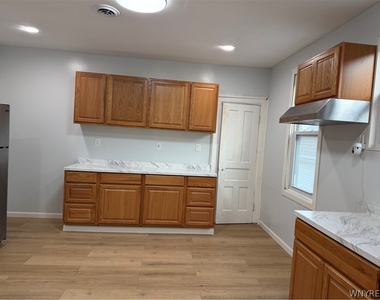 165 Playter Street - Photo Thumbnail 6