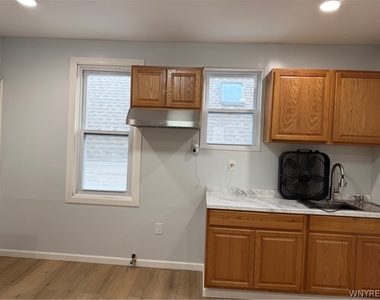 165 Playter Street - Photo Thumbnail 8