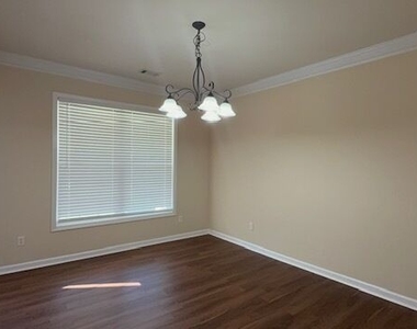 817 Brampton Way - Photo Thumbnail 3