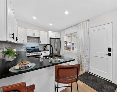 201 Lydia Drive Se - Photo Thumbnail 5