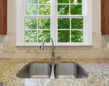 728 Markhams Drive - Photo Thumbnail 9