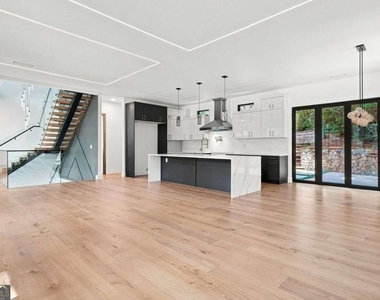 4250 Carmain Drive Ne - Photo Thumbnail 8