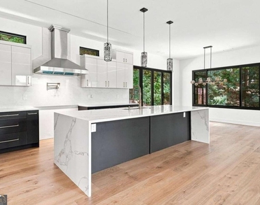 4250 Carmain Drive Ne - Photo Thumbnail 14