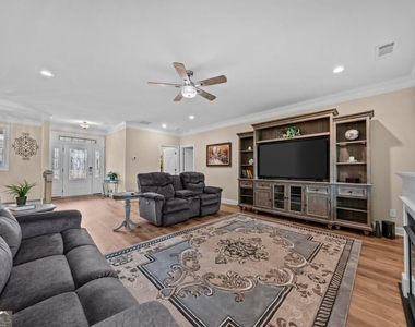 1011 Lofter Place - Photo Thumbnail 11