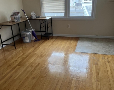 208 Lincoln Avenue - Photo Thumbnail 2