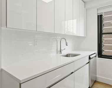 W 58th St - Photo Thumbnail 3