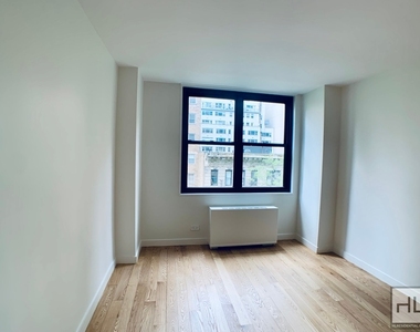 East 49 Street - Photo Thumbnail 3