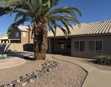 4622 E Desert Willow Road - Photo Thumbnail 17