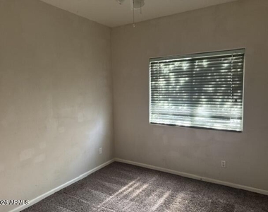 4622 E Desert Willow Road - Photo Thumbnail 11