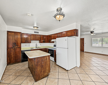 3824 N 86th Lane - Photo Thumbnail 4