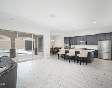 9752 W Rowel Road - Photo Thumbnail 6