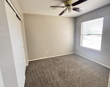 42250 W Oakland Drive - Photo Thumbnail 13