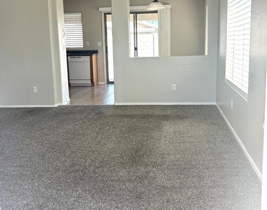 42250 W Oakland Drive - Photo Thumbnail 2