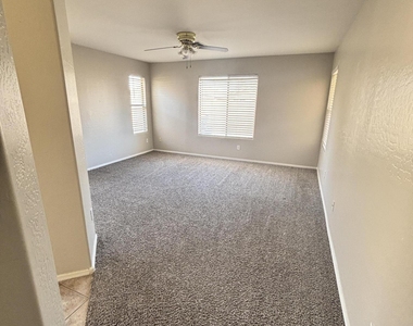 42250 W Oakland Drive - Photo Thumbnail 7