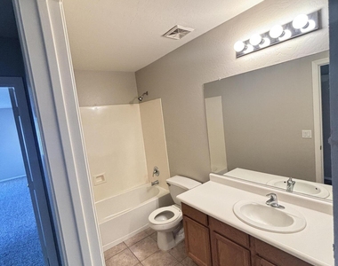 42250 W Oakland Drive - Photo Thumbnail 15
