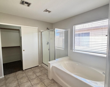 42250 W Oakland Drive - Photo Thumbnail 9